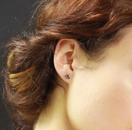 flat seed studs- yellow gold